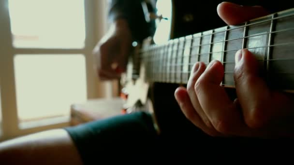 Les Mains Des Hommes Gars Joue Guitare — Video