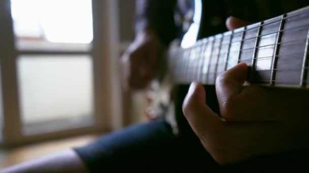 Mãos Masculinas Tipo Toca Guitarra — Vídeo de Stock
