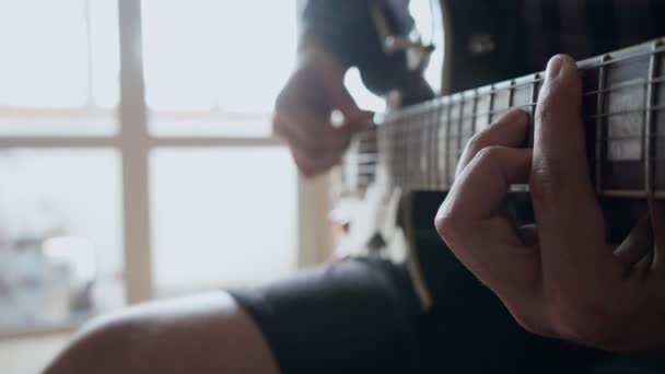 Männerhände Ein Mann Spielt Gitarre — Stockvideo