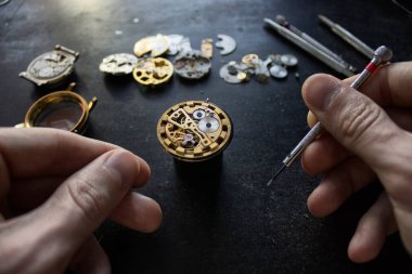 Mekanik saat tamiri, saatçi atölyesi.