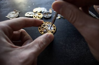 Mekanik saat tamiri, saatçi atölyesi.