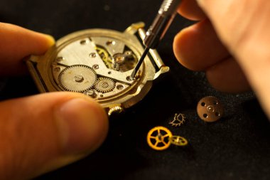 Mekanik saat tamiri, saatçi atölyesi.