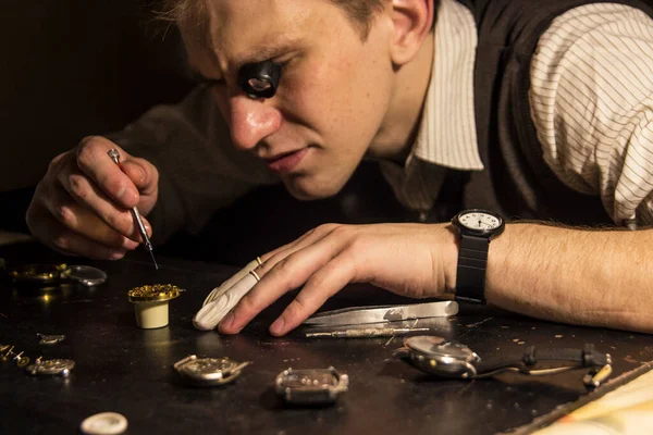 Watchmaker Repairing Mechanical Watches His Workshop — Stock Photo, Image