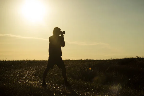 Fotograaf Maakt Foto Terwijl Hij Het Veld Staat — Stockfoto