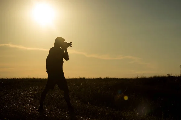 Fotógrafo Toma Fotos Mientras Está Pie Campo —  Fotos de Stock