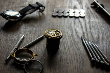 Mekanik saat tamiri, saatçi atölyesi.