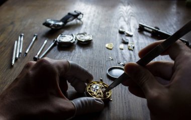 Mekanik saat tamiri, saatçi atölyesi.