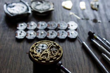 Mekanik saat tamiri, saatçi atölyesi.