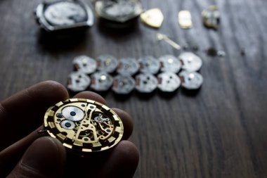 Mekanik saat tamiri, saatçi atölyesi.