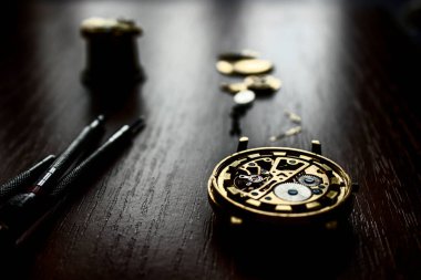 Mekanik saat tamiri, saatçi atölyesi.