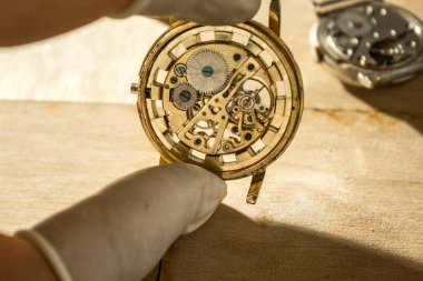 Mekanik saat tamiri, saatçi atölyesi.