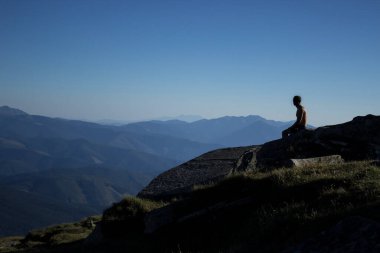 İnsan dağlarda dinlenirken dinleniyor.