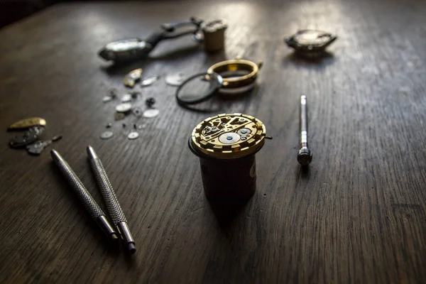 Виробник Годинників Ремонтує Старовинний Автоматичний Годинник — стокове фото