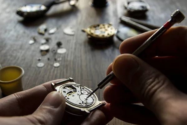 Orologiaio Sta Riparando Orologio Automatico Vintage — Foto Stock