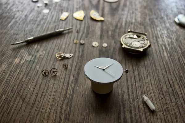 Ein Uhrmacher Repariert Eine Alte Automatikuhr — Stockfoto