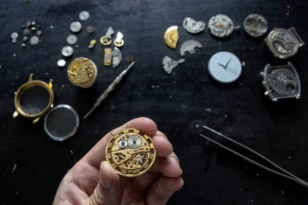 Relojoeiro Está Reparando Relógios Mecânicos Engrenagem — Fotografia de Stock