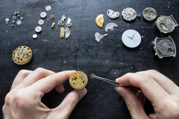 Relojoeiro Está Reparando Relógios Mecânicos Engrenagem — Fotografia de Stock