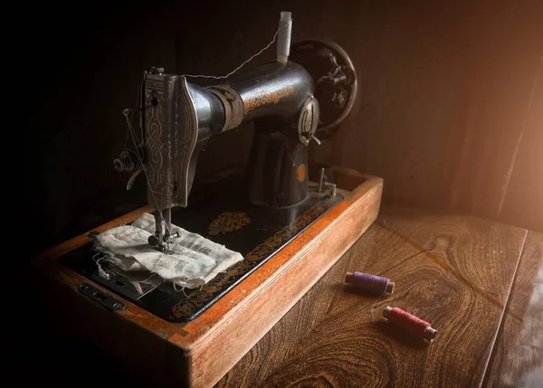 Старая Винтажная Швейная Машинка Деревянном Столе — стоковое фото
