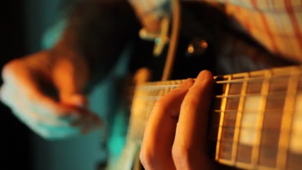 Guy Interpreta Melodía Guitarra Escena — Vídeos de Stock