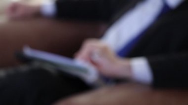 İş adamı gergin, eli kolu bükük.