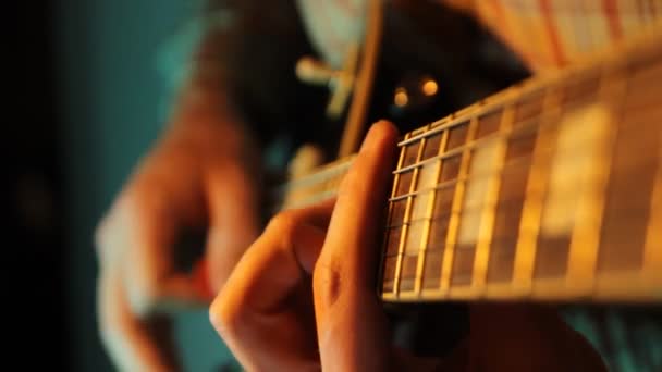 Guy Esegue Melodia Alla Chitarra Dalla Scena — Video Stock