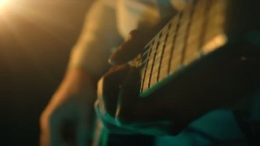 Adam olay yerinden gitarla melodiyi çalıyor.