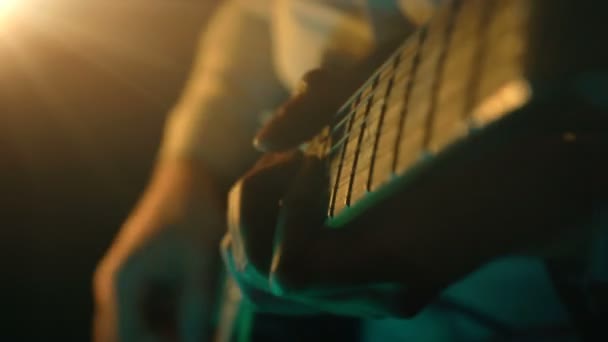 Guy Executa Melodia Guitarra Cena — Vídeo de Stock