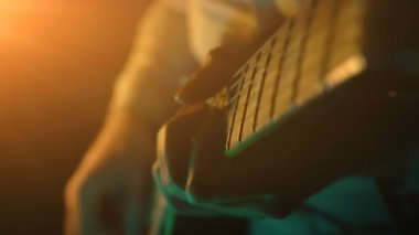 Adam olay yerinden gitarla melodiyi çalıyor.