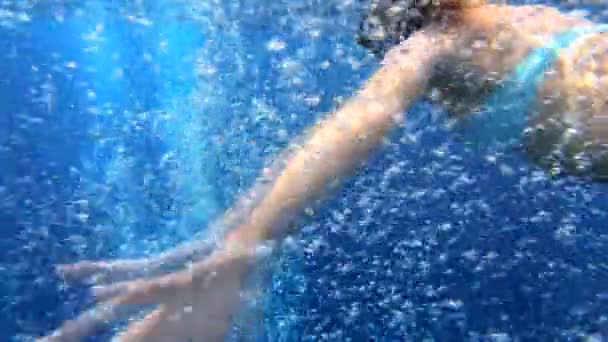 Piękna Dziewczyna Pływa Pod Wodą Podwodne Strzelanie — Wideo stockowe
