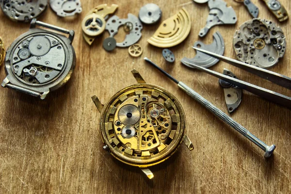 Relojero Está Reparando Reloj Pulsera Reloj Mecánico Cerca —  Fotos de Stock