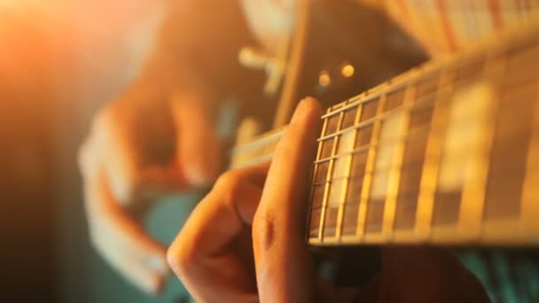 Guy Esegue Melodia Alla Chitarra Dalla Scena — Video Stock