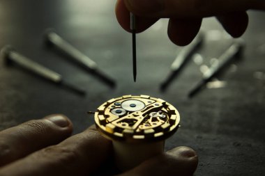 Mekanik saat tamiri, saatçi atölyesi, kapatın.