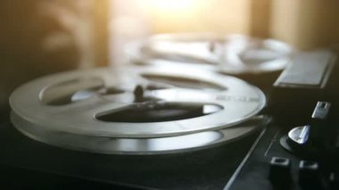 Müzik çalan eski bir teyp.