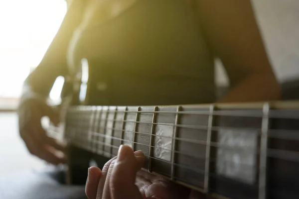 Chica Aprende Tocar Guitarra —  Fotos de Stock