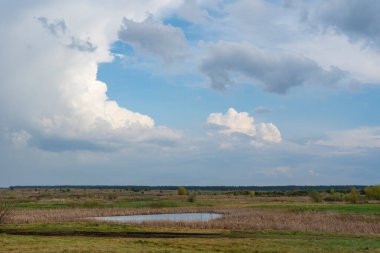 Sade manzara, gökteki güzel bulutlar