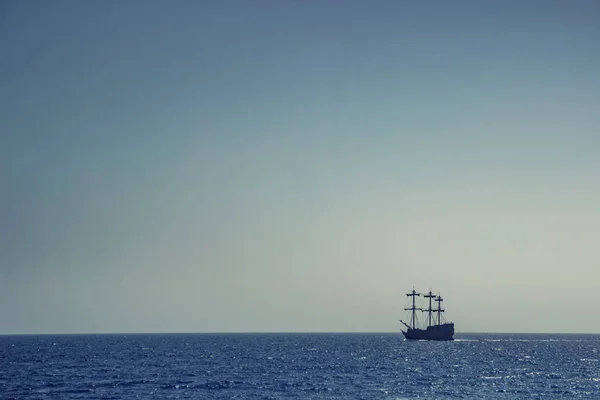 水平線の孤独な帆船 — ストック写真