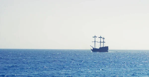 Ensam Segelbåt Vid Horisonten — Stockfoto