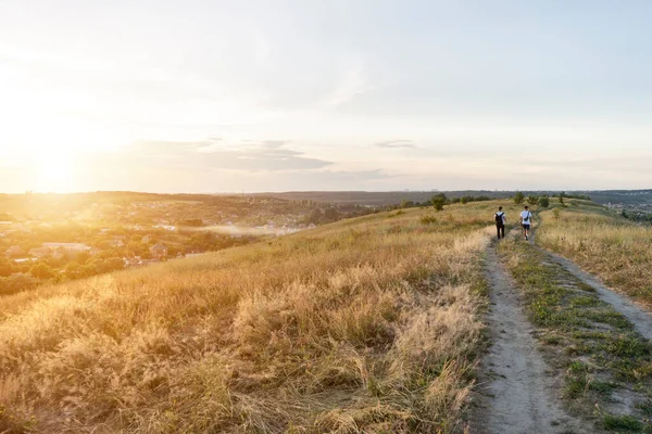 A turisták a hegyekben járnak. — Stock Fotó