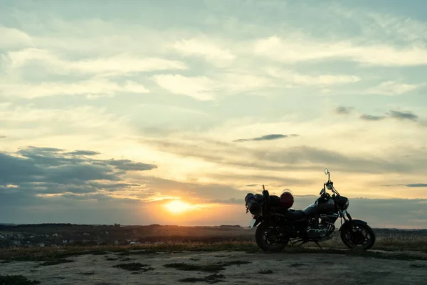 Gün batımında Maotorbike, dağın tepesinde