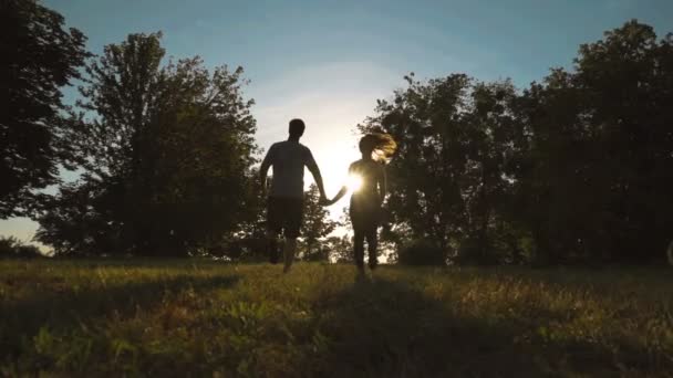 Boldog Pár Fut Fogják Egymás Kezét — Stock videók