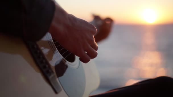 Guy Disfruta Tocando Guitarra — Vídeo de stock