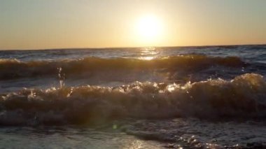 Sabah ve gün doğumunda sahilde el salla.