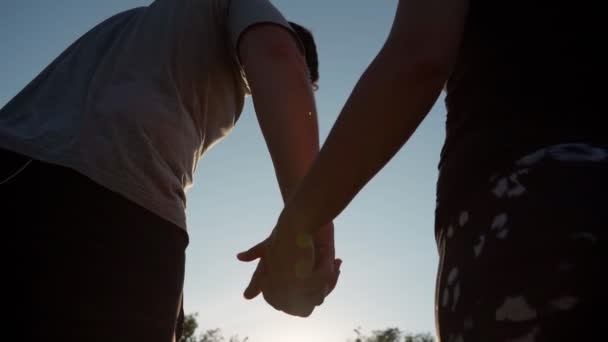 Ζευγάρι κρατιέται χέρι χέρι, κοντινό — Αρχείο Βίντεο