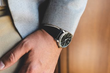 Bilek nöbeti, iş elbisesi