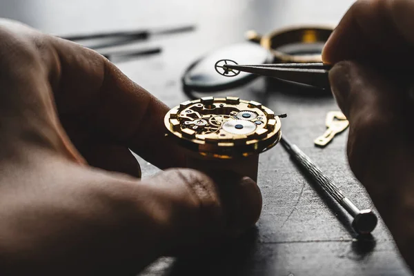 Relojero Está Repitiendo Reloj Pulsera Mecánico —  Fotos de Stock