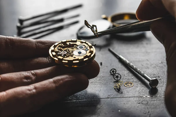 Relojero Está Repitiendo Reloj Pulsera Mecánico —  Fotos de Stock