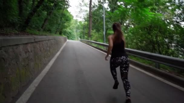 Chica corriendo en el parque — Vídeos de Stock
