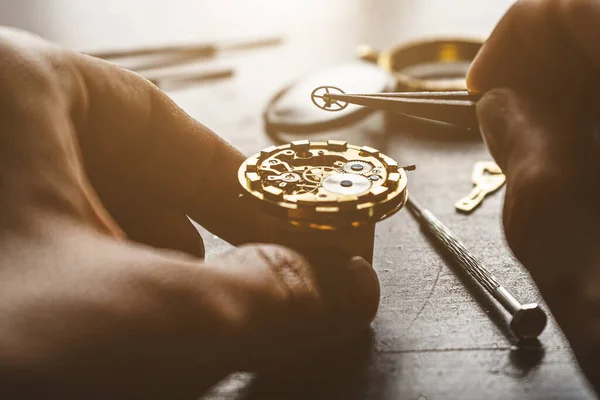 Relojero Está Repitiendo Reloj Pulsera Mecánico —  Fotos de Stock