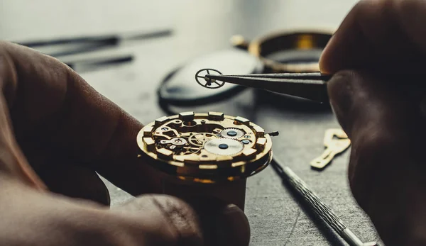 Horlogemaker is repearing mechanische polshorloge — Stockfoto