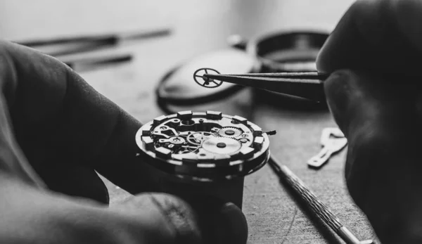 Watchmaker повторює механічний наручний годинник — стокове фото